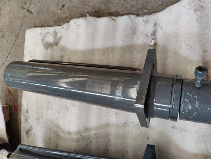 Цилиндр гидроусилителя руля трактора